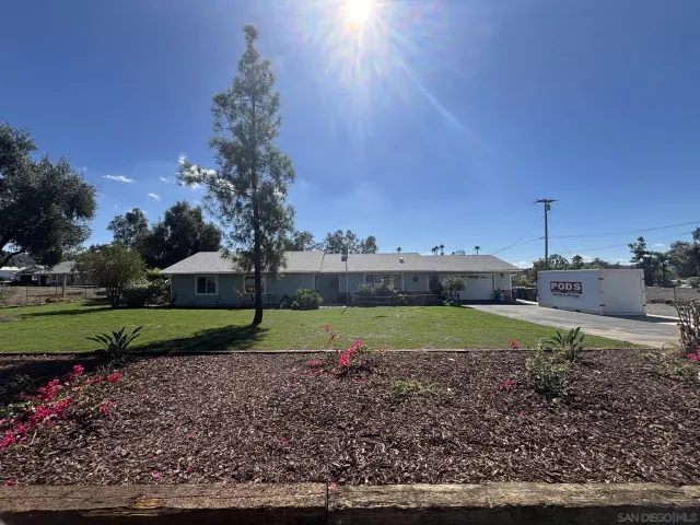 a view of a backyard