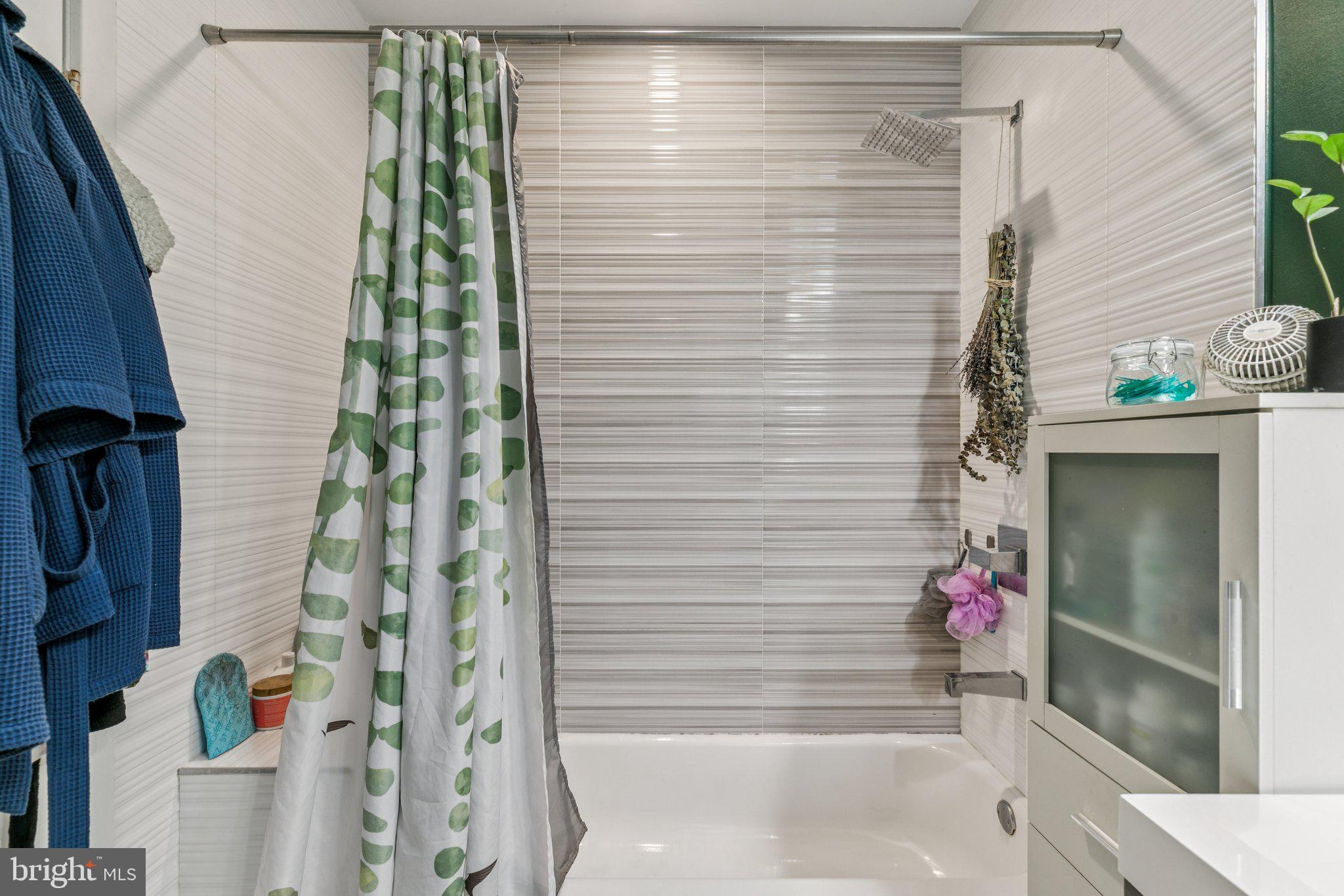 1314 North Dover Street Philadelphia, PA 19121 - Photo 20 of 30 a bathroom with a shower and a tub