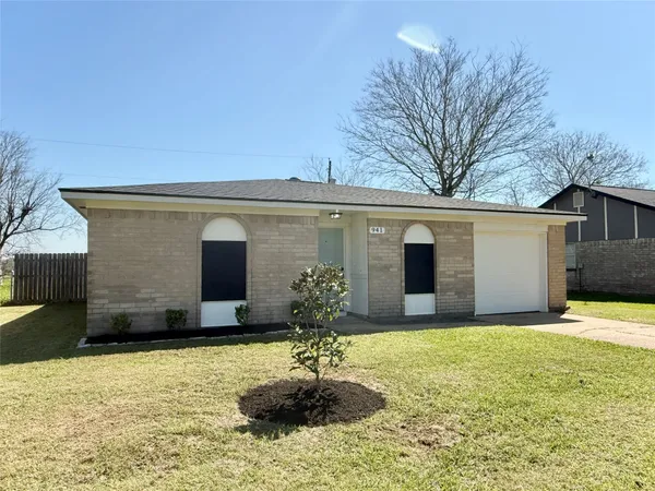 $1,495 | 941 South Walker Street, Angleton, TX 77515