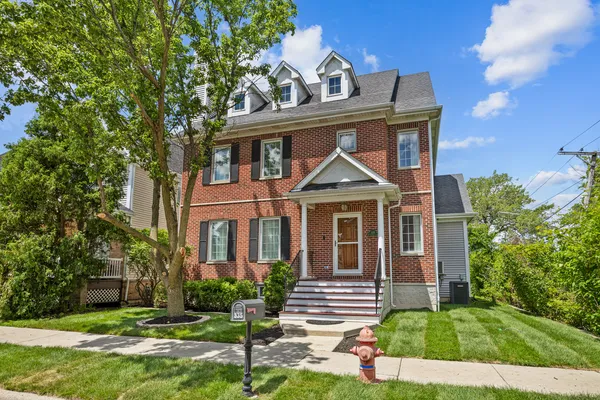 $575,000 | 335 West Carriage Lane, Bensenville, IL 60106