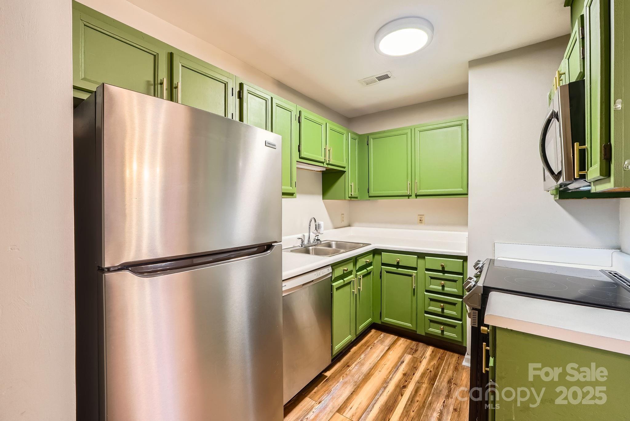 5913 Crape Myrtle Lane Charlotte, NC 28216 - Photo 6 of 12 Gallery Image 6
