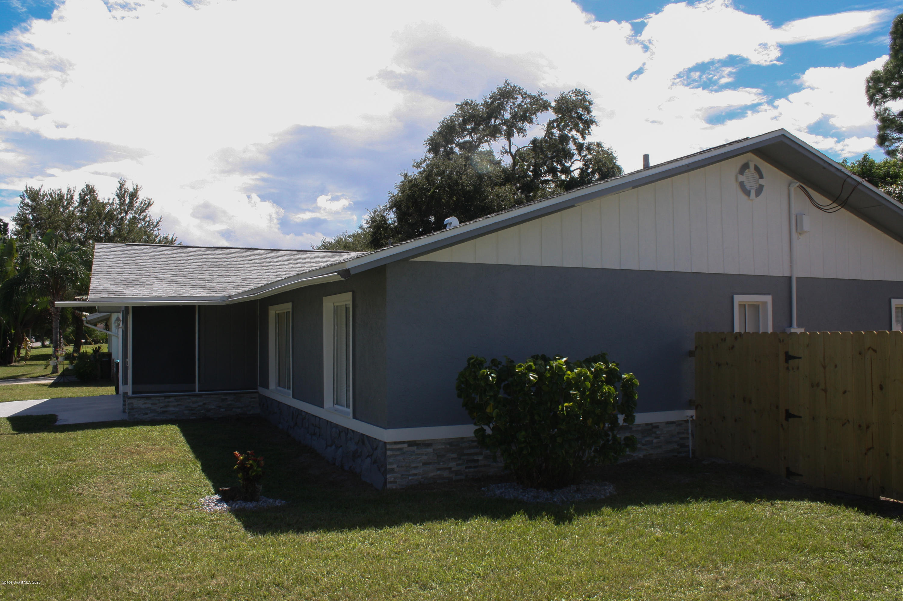 326 Riley Avenue Northeast Palm Bay, FL 32907 - Photo 34 of 43 a backyard of a house with lots of green space