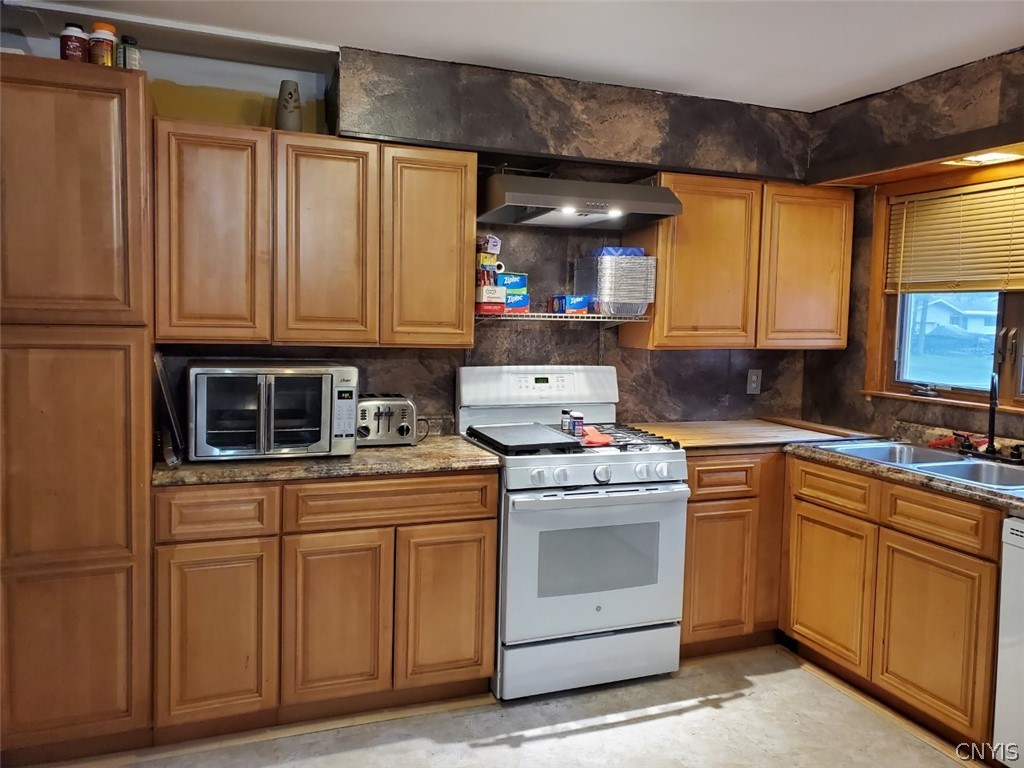 201 Tolbert Drive Clay, NY 13212 - Photo 3 of 22 New cabinets and appliances.