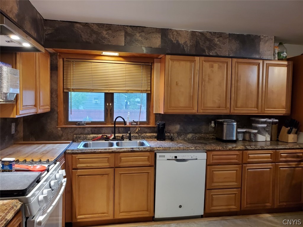 201 Tolbert Drive Clay, NY 13212 - Photo 4 of 22 Kitchen recently updated!