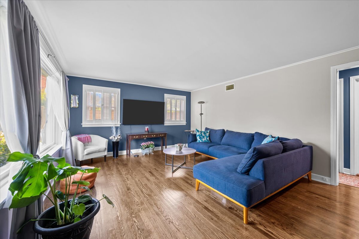1002 Ridge Road Highland Park, IL 60035 - Photo 8 of 17 Gallery Image 8