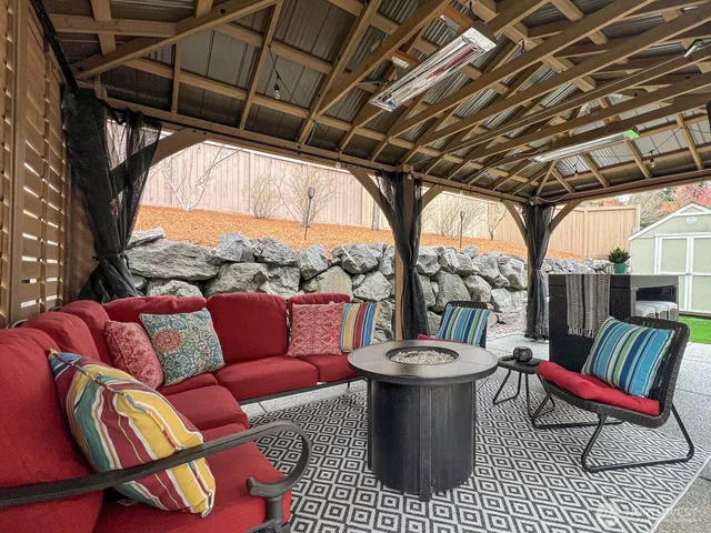 a view of sitting area with furniture and a tub
