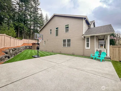 a view of a back yard