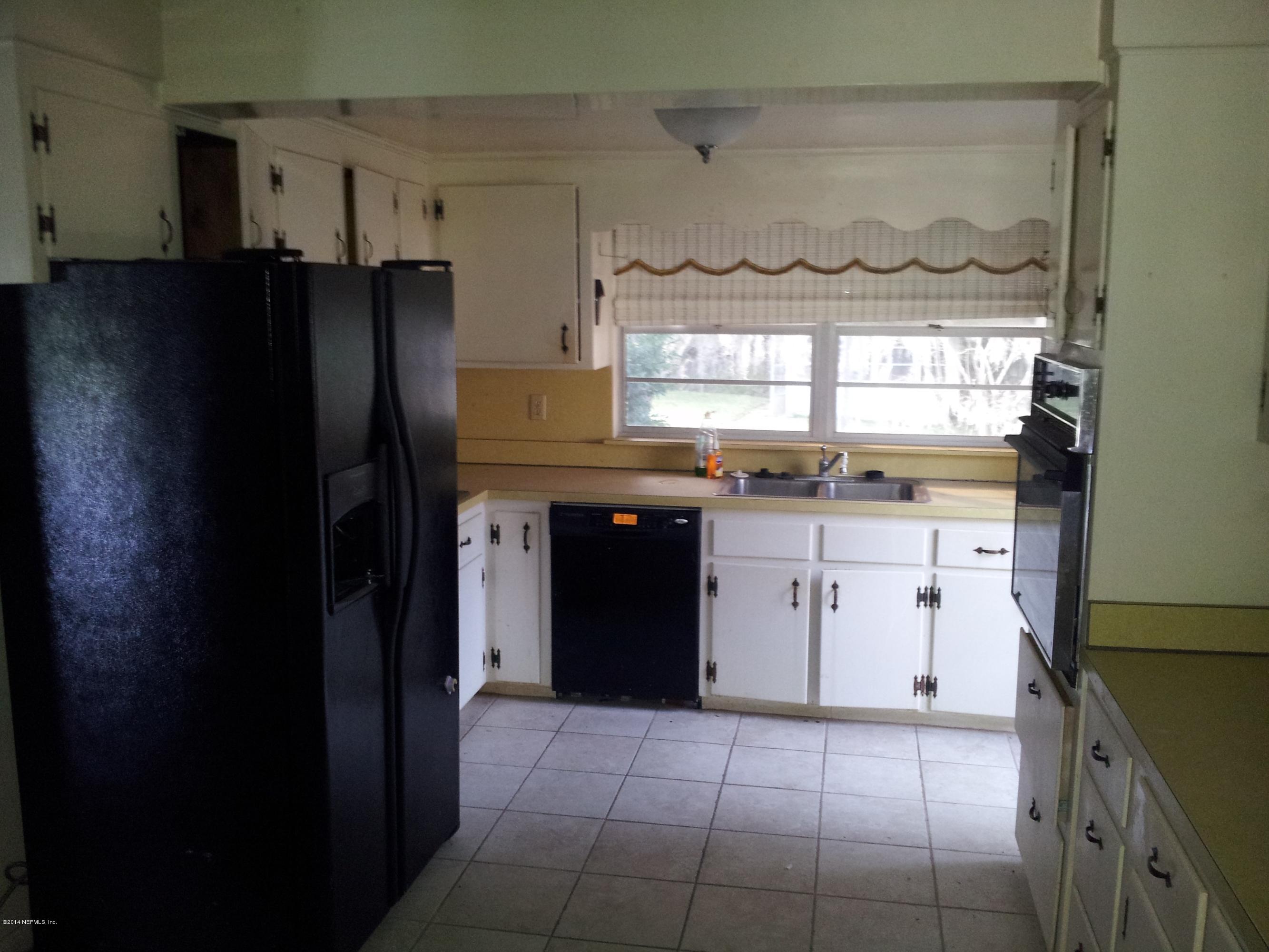 6542 Colgate Road Jacksonville, FL 32217 - Photo 9 of 9 a kitchen with a stove a refrigerator and a oven