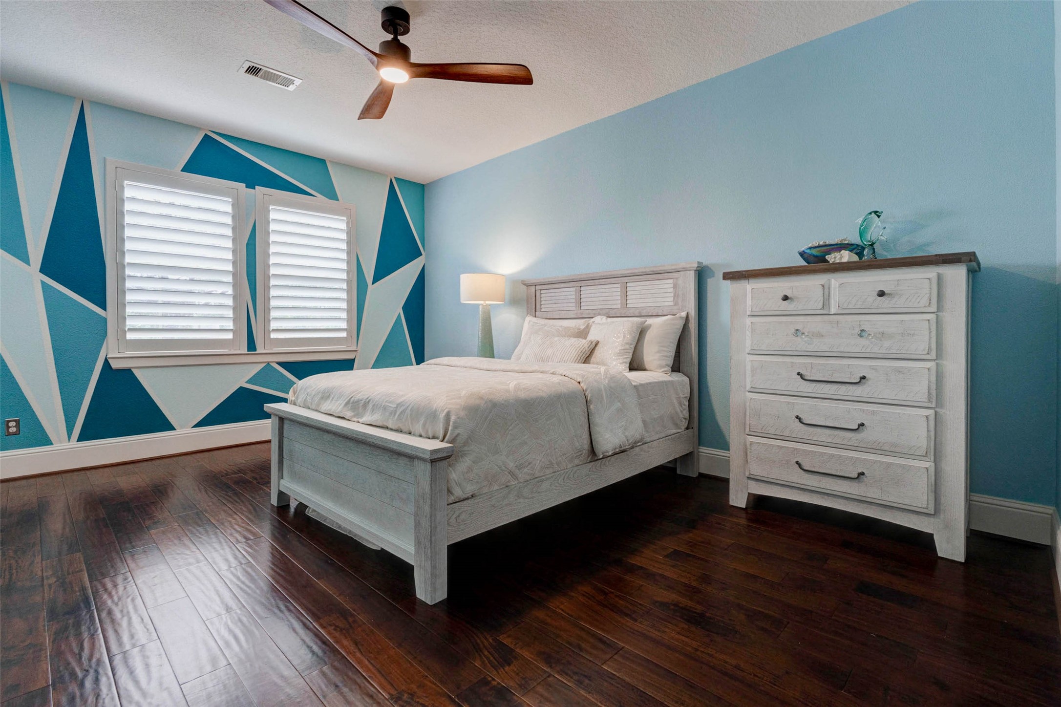 27602 Guthrie Ridge Lane Katy, TX 77494 - Photo 33 of 50 A stylish and inviting secondary bedroom#2 with a custom accent wall and modern finishes creates a comfortable, personalized retreat.