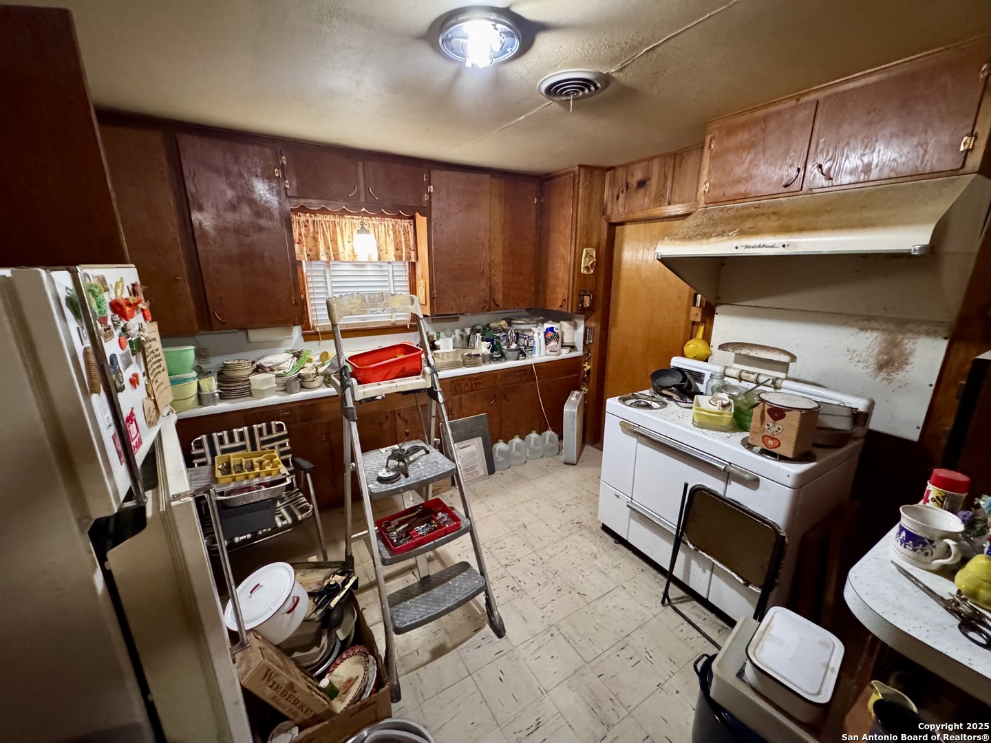 212 Patrick Pleasanton, TX 78064 - Photo 4 of 13 a room with furniture and a flat screen tv