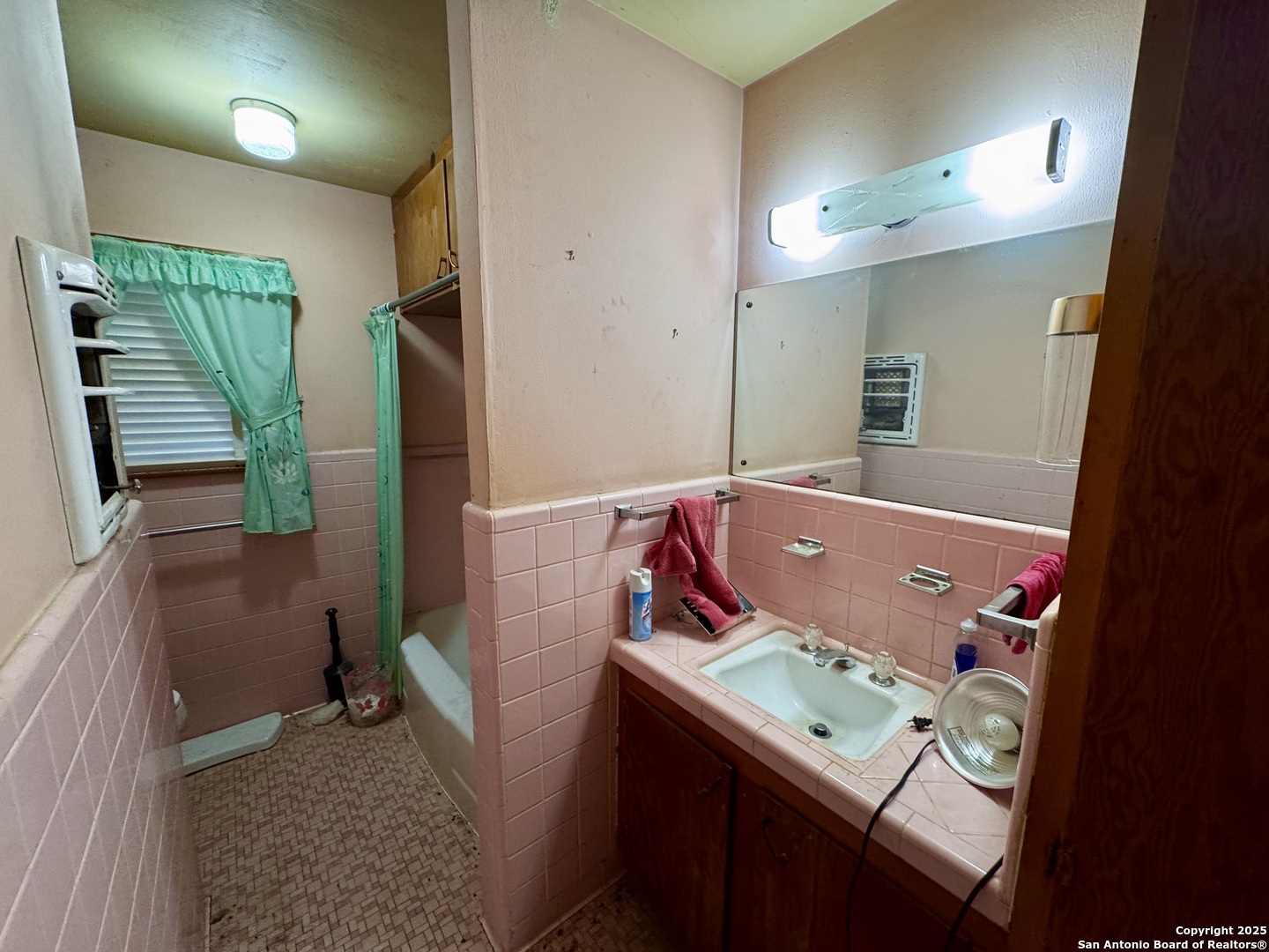 212 Patrick Pleasanton, TX 78064 - Photo 9 of 13 a bath room with a sink
