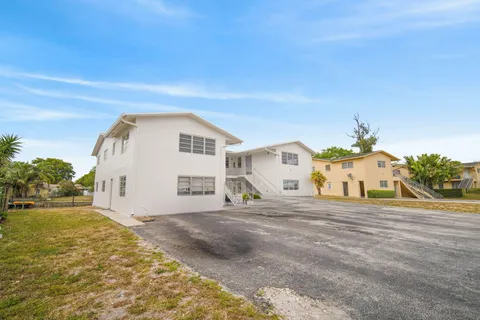a view of a house with a big yard