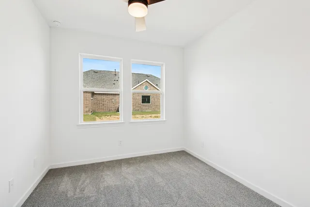 an empty room with a ceiling fan and closet