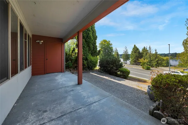 a view of a house with backyard and tree