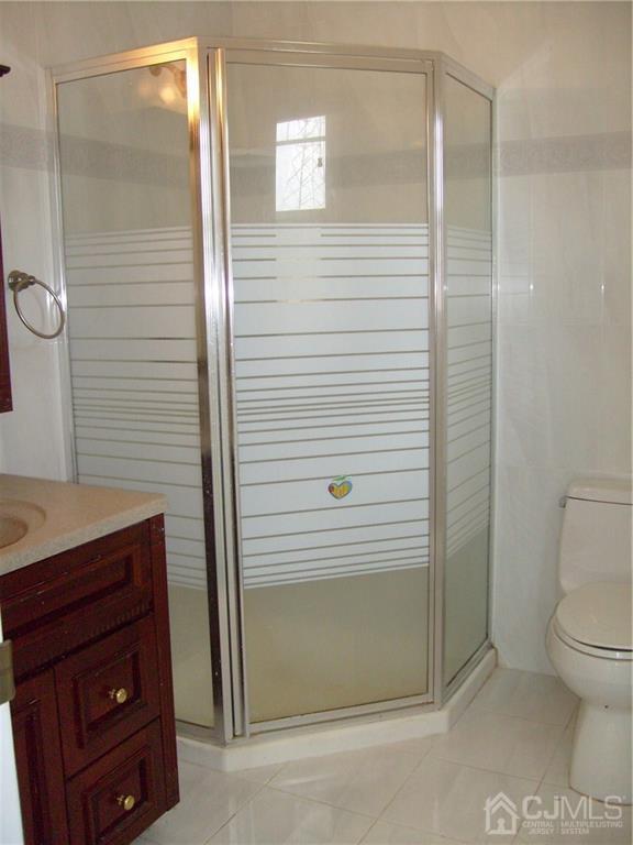 27 Sinclair Road Edison, NJ 08820 - Photo 8 of 15 a bathroom with a toilet and a sink