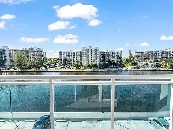 $3,200 | 3000 South Ocean Drive, Unit 420, Hollywood, FL 33019