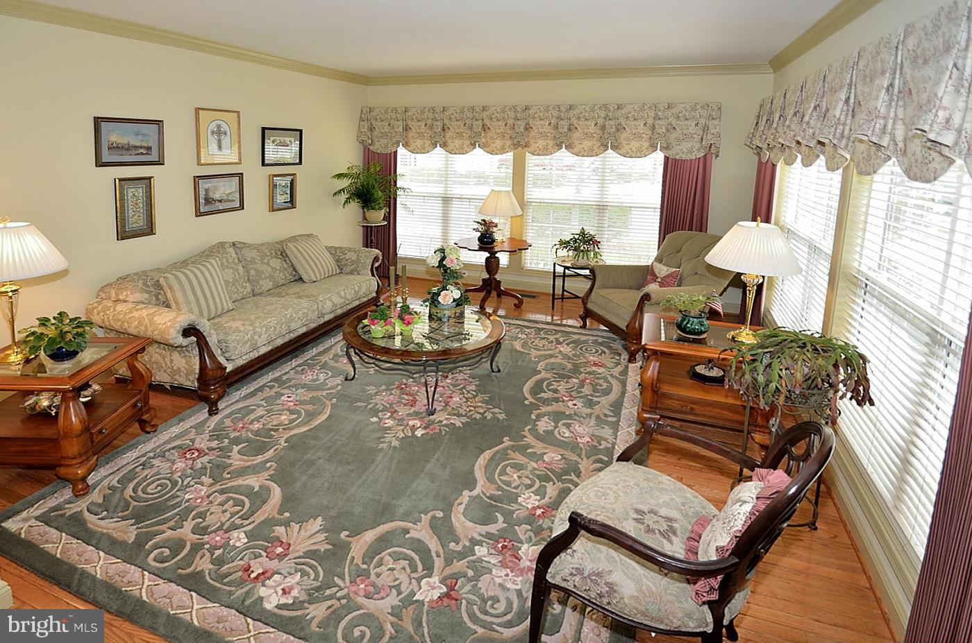 8556 Bauer Circle Springfield, VA 22152 - Photo 8 of 30 Living Room