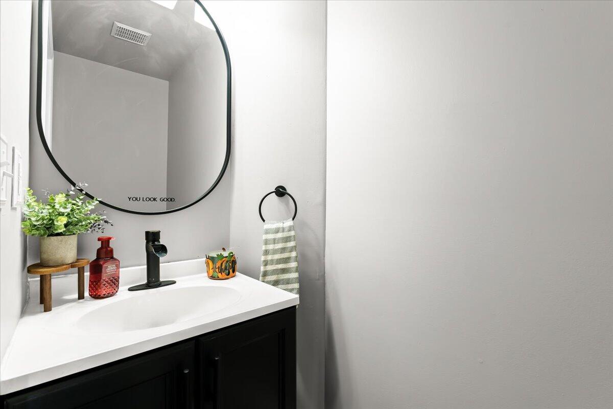 677 Ridgecrest Street Fenton, MI 48430 - Photo 16 of 31 Powder room