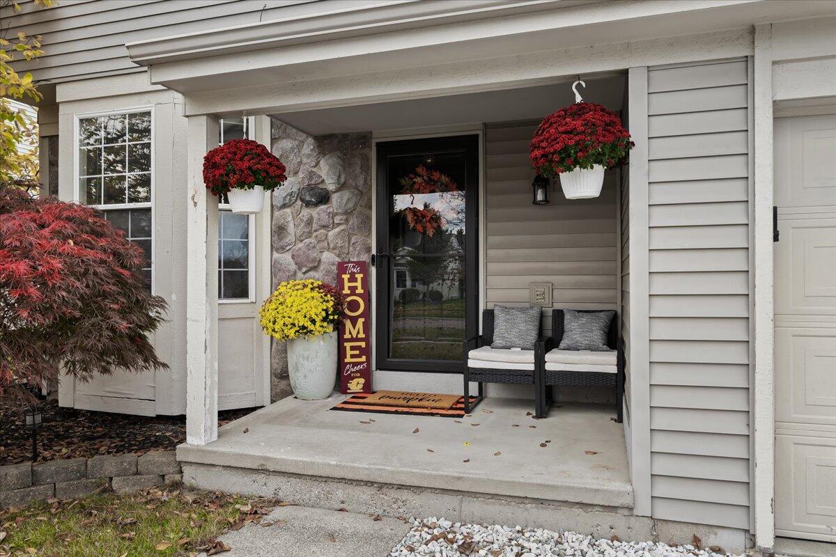 677 Ridgecrest Street Fenton, MI 48430 - Photo 3 of 31 front porch