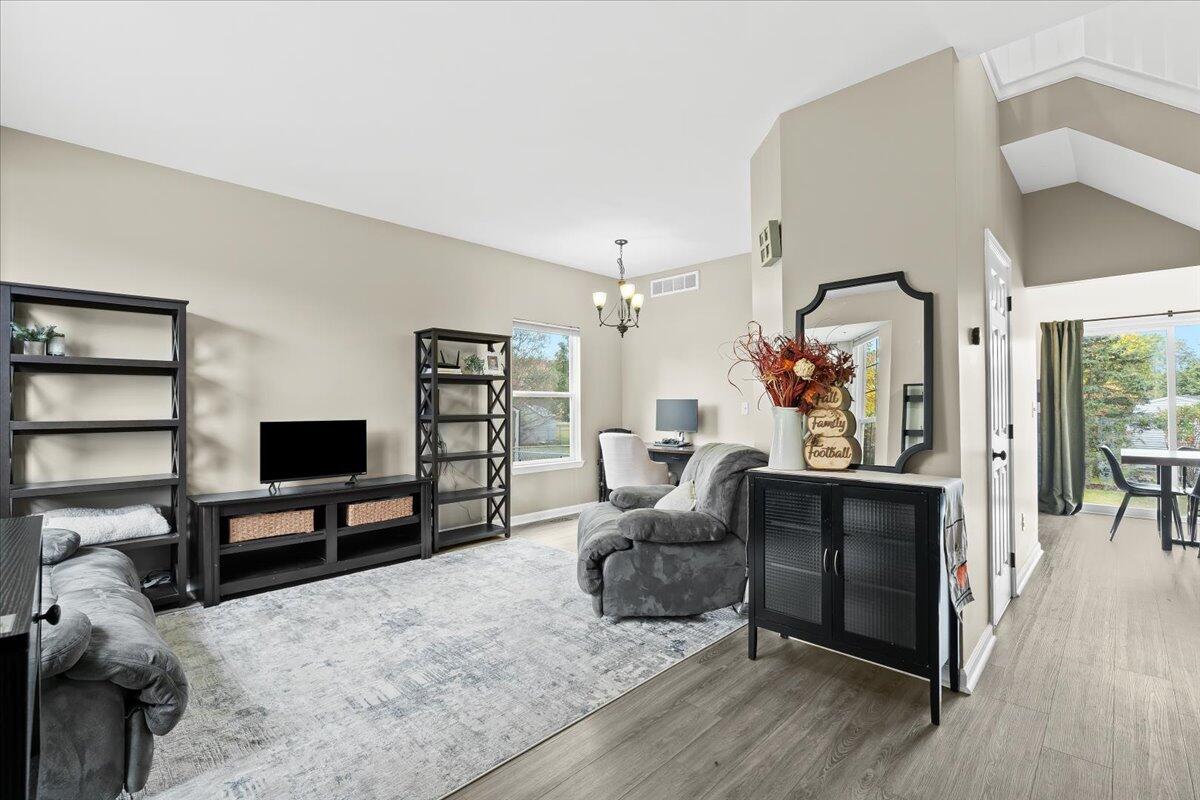 677 Ridgecrest Street Fenton, MI 48430 - Photo 4 of 31 Living room