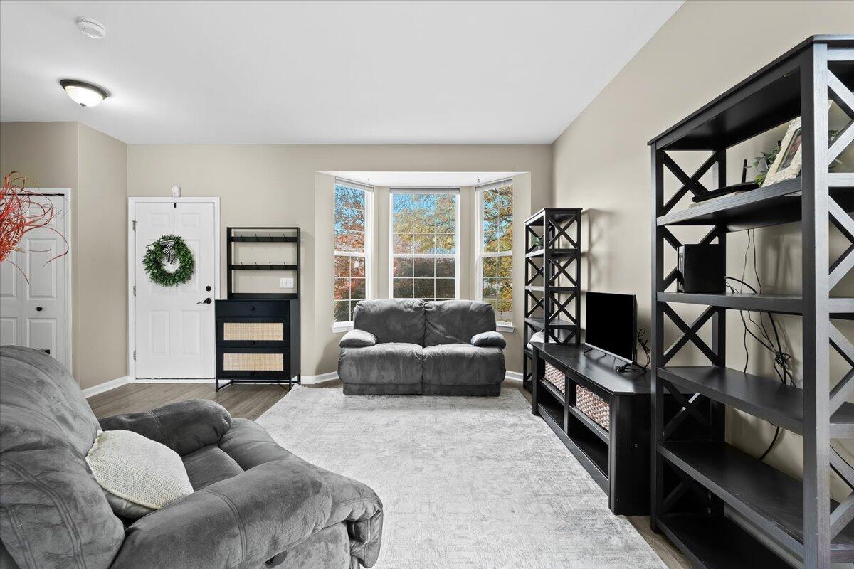 677 Ridgecrest Street Fenton, MI 48430 - Photo 5 of 31 Living room
