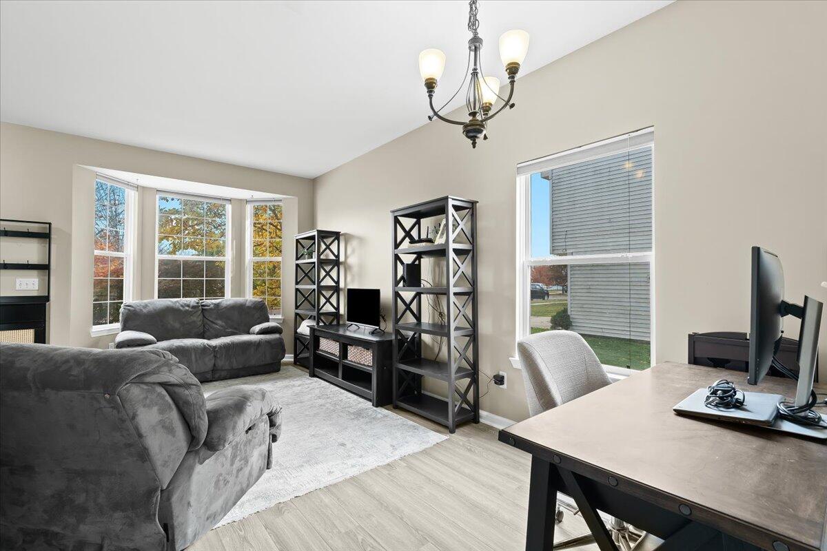 677 Ridgecrest Street Fenton, MI 48430 - Photo 6 of 31 Living room