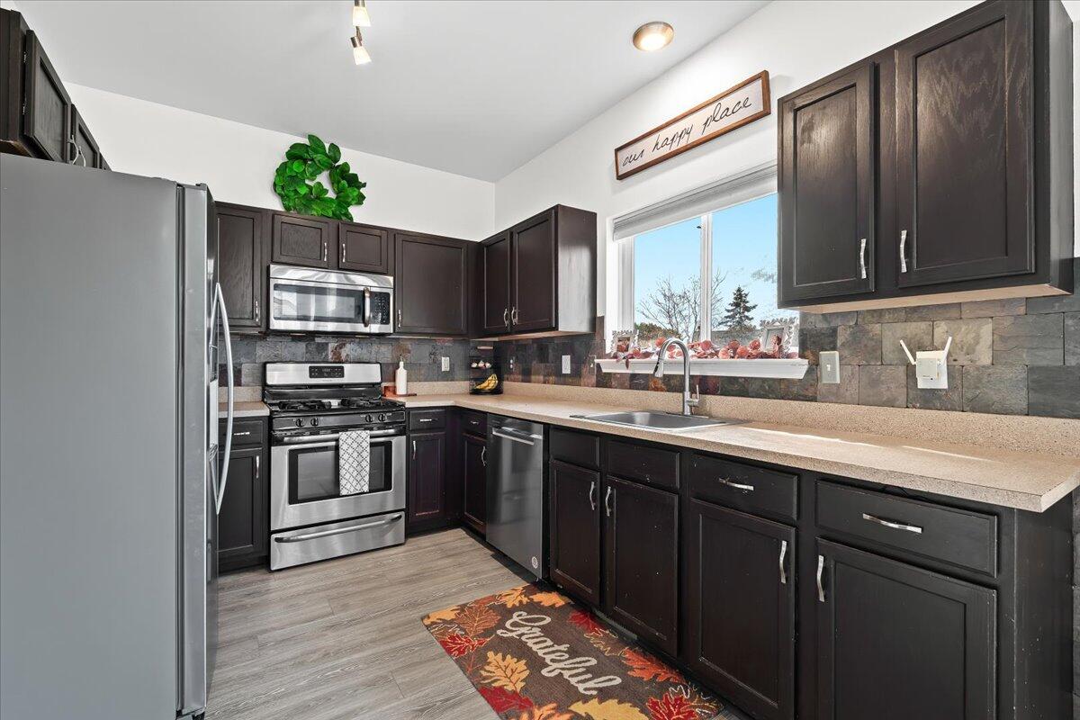 677 Ridgecrest Street Fenton, MI 48430 - Photo 7 of 31 Kitchen