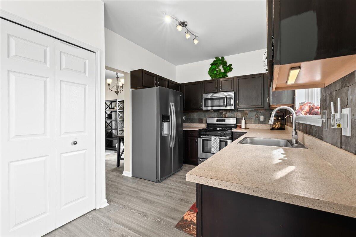 677 Ridgecrest Street Fenton, MI 48430 - Photo 9 of 31 Kitchen