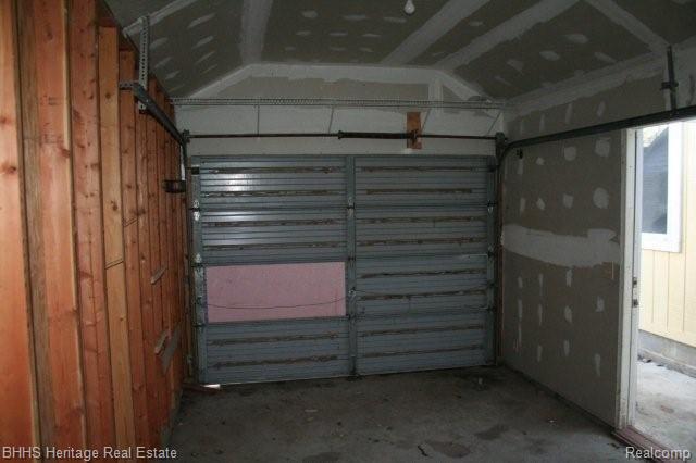 2015 Union Lake Road Commerce Township, MI 48382 - Photo 8 of 19 Garage