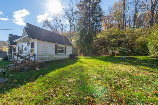 a view of a house with backyard and garden