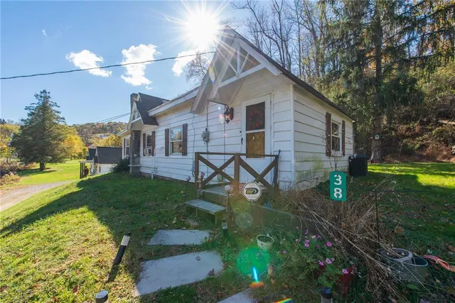 a view of a house with backyard