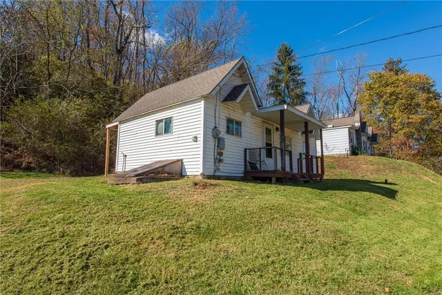 a view of a house with a yard