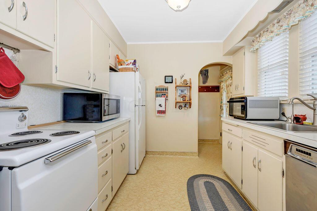 975 Bernhard Road Columbus, OH 43213 - Photo 9 of 46 9-Kitchen