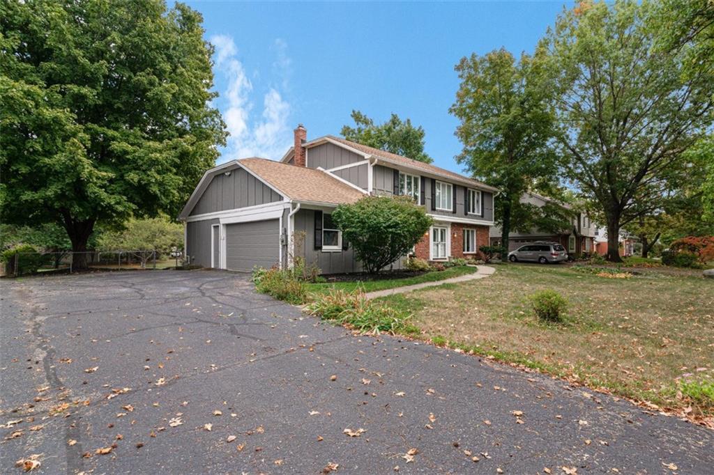 8739 Staghorn Road Indianapolis, IN 46260 - Photo 2 of 23 Gallery Image 2