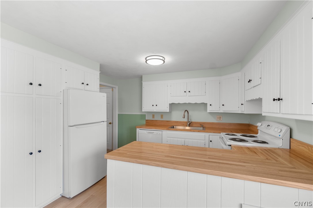 4421 Whedon Road Camillus, NY 13219 - Photo 5 of 23 Updated kitchen