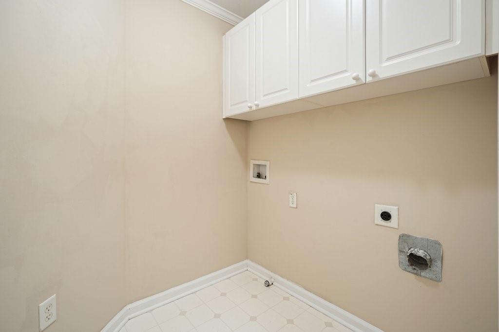 412 Middlebrooke Street Canton, GA 30115 - Photo 24 of 32 a bathroom with a bathtub