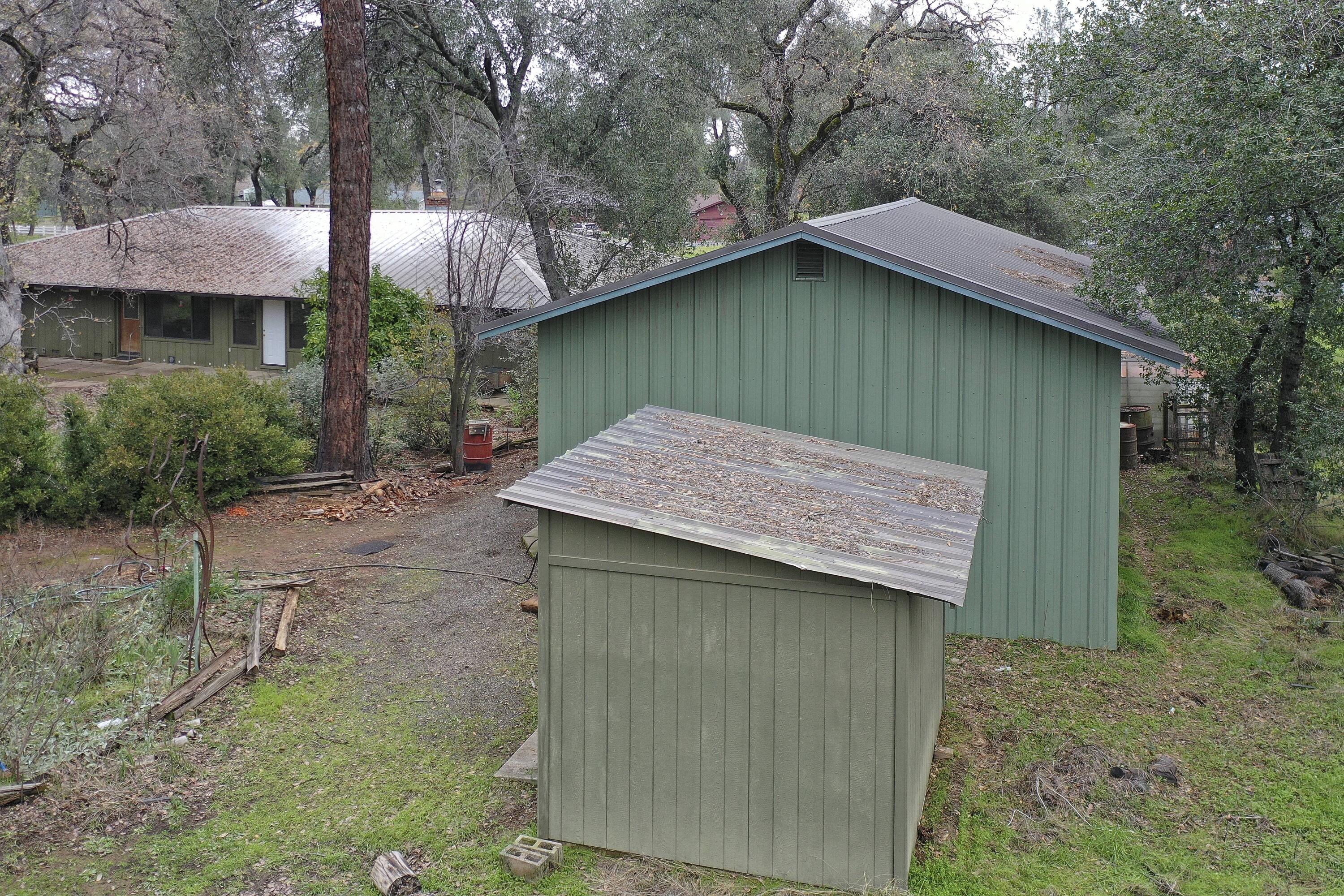 8440 Redbank Road Redding, CA 96001 - Photo 15 of 49 a backyard of a house with seating space