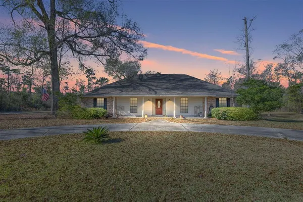 $284,500 | 913 Dogwood Drive, Lake Charles, LA 70611