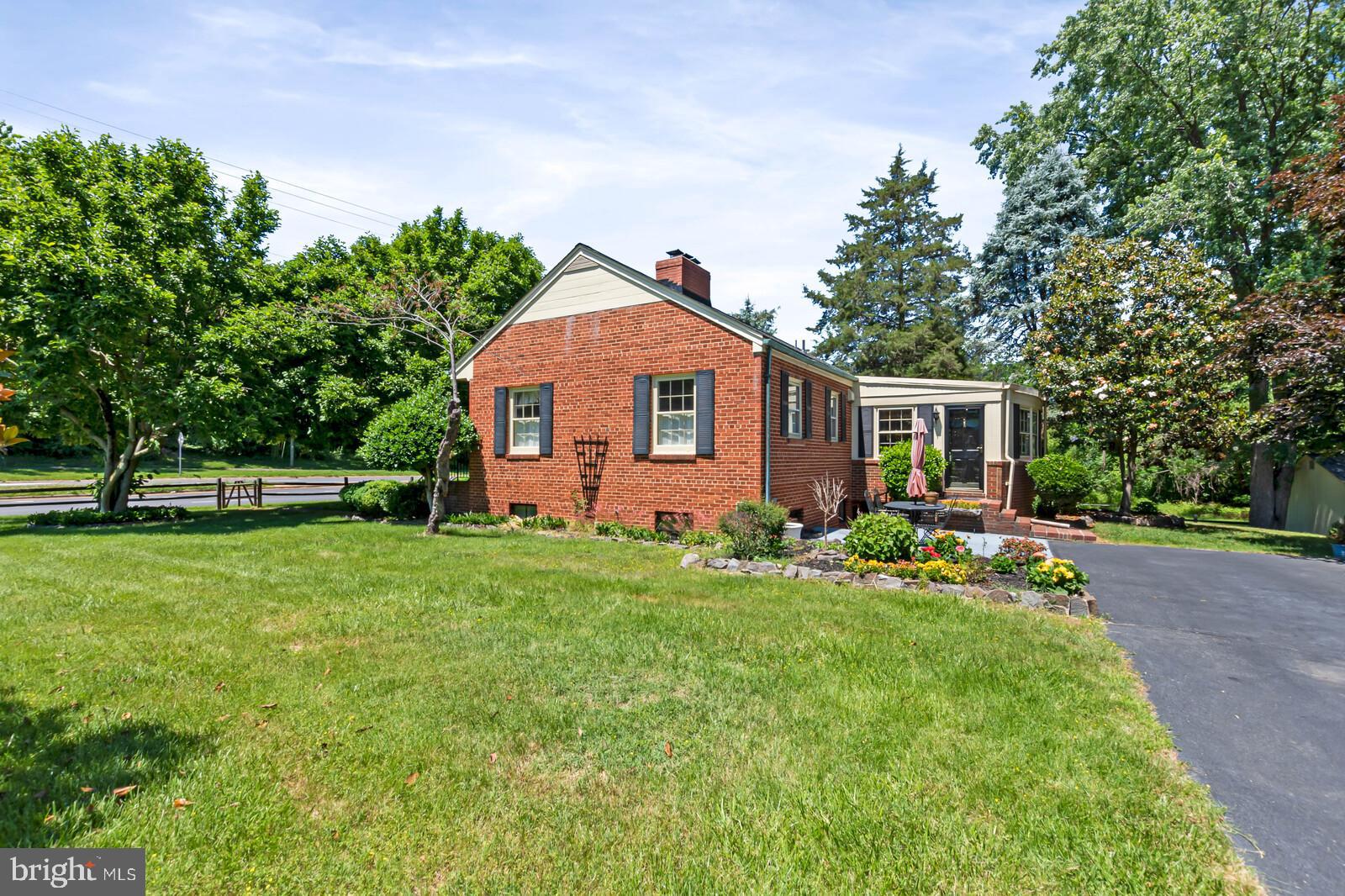 5825 Telegraph Road Alexandria, VA 22310 - Photo 34 of 37 Side with long driveway - fit several cars