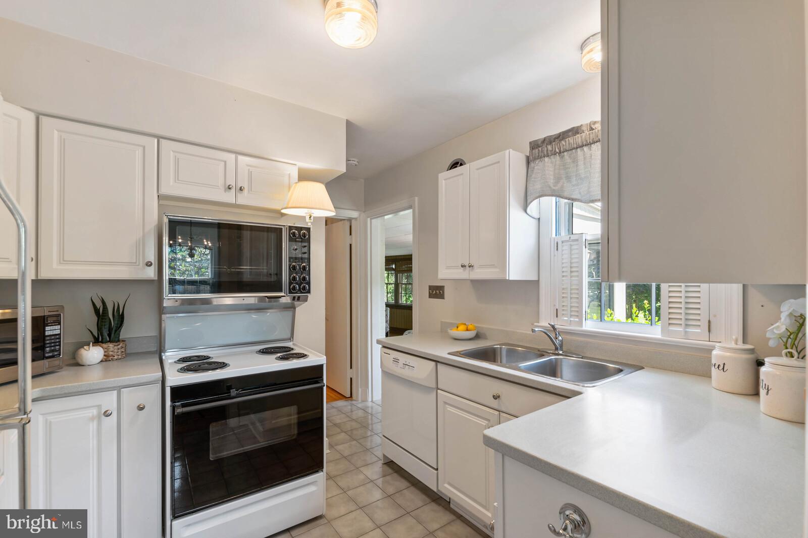 5825 Telegraph Road Alexandria, VA 22310 - Photo 5 of 37 Kitchen with granite countertops