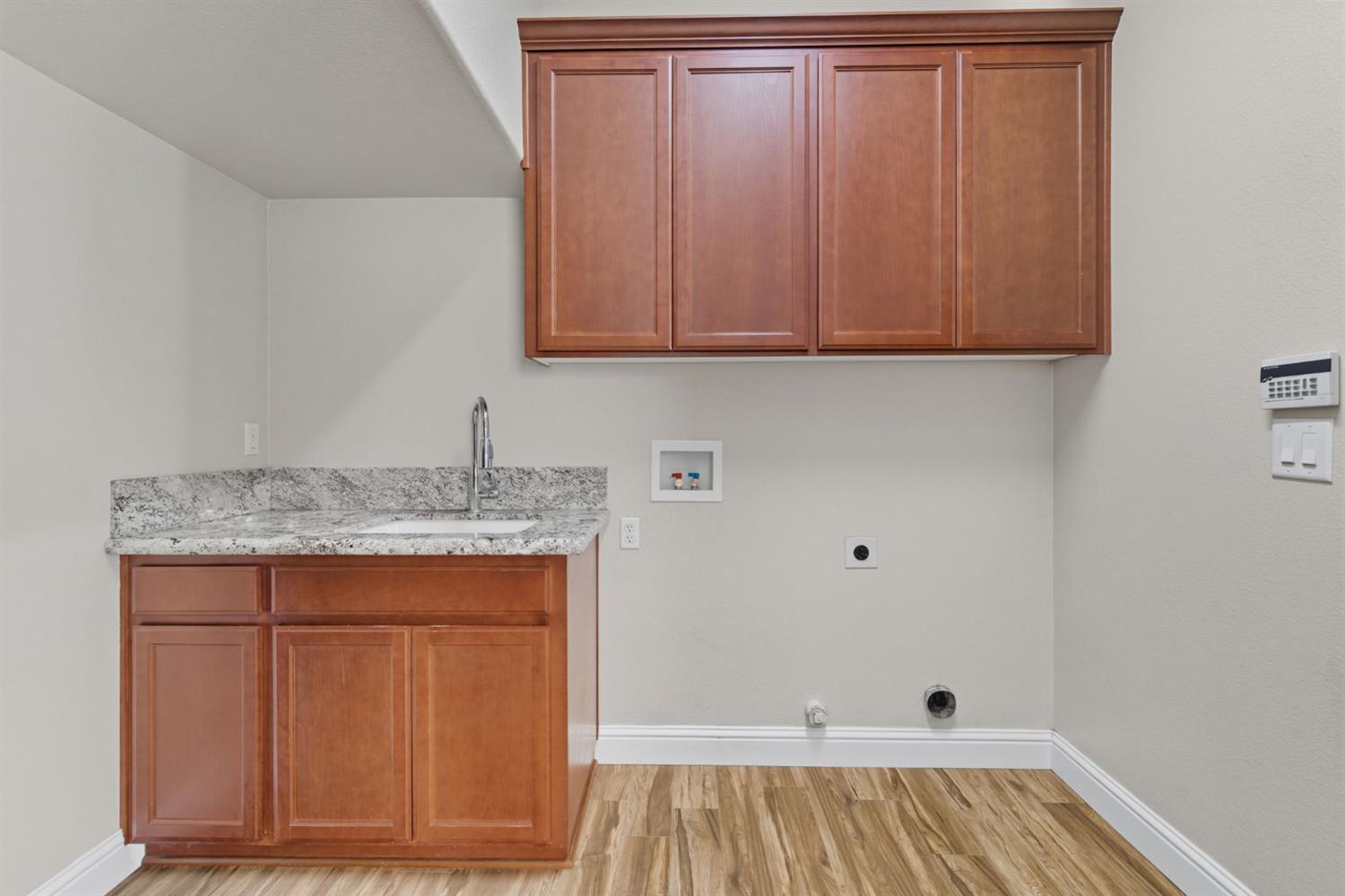 433 Travertine Drive Ripon, CA 95366 - Photo 19 of 38 a bathroom with a sink and a mirror