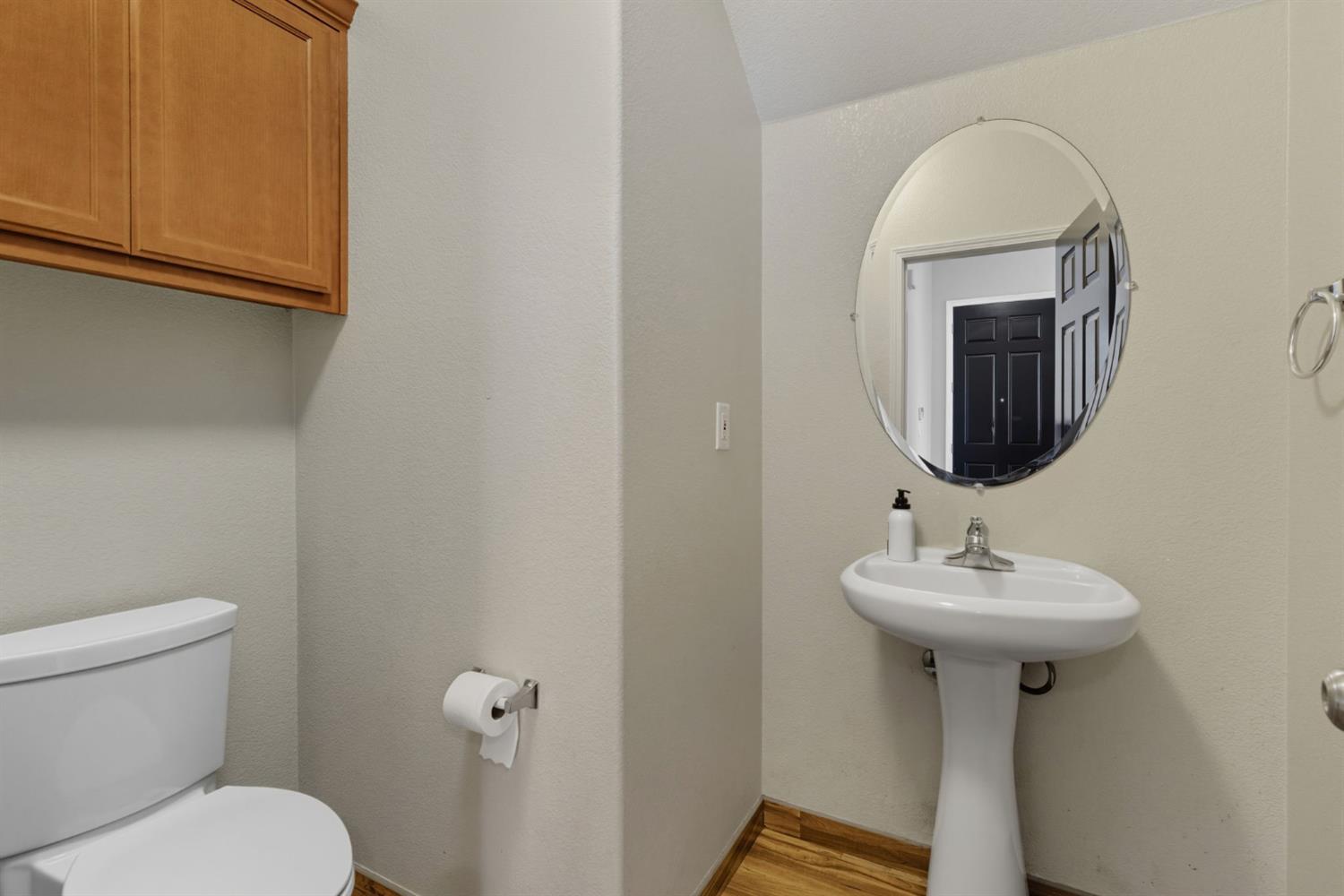 433 Travertine Drive Ripon, CA 95366 - Photo 21 of 38 a bathroom with a toilet sink and mirror