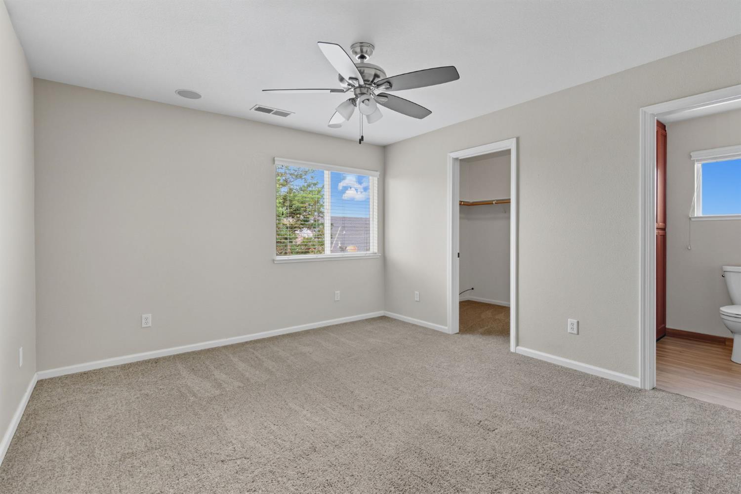 433 Travertine Drive Ripon, CA 95366 - Photo 28 of 38 an empty room with windows and ceiling fan