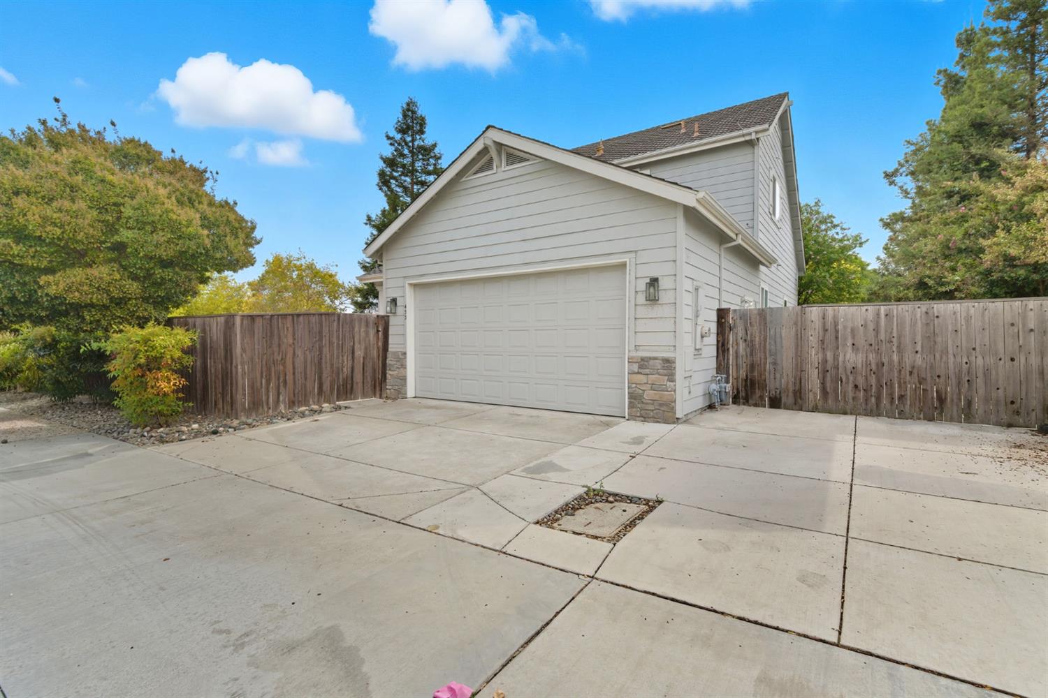 433 Travertine Drive Ripon, CA 95366 - Photo 32 of 38 a view of backyard of house with wooden fence