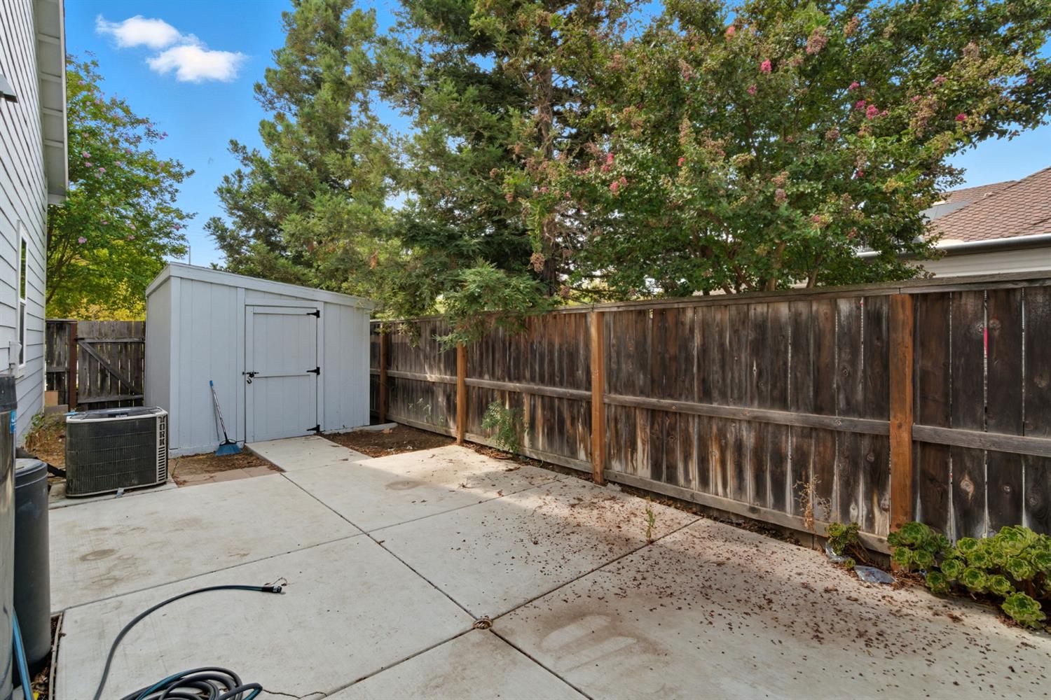 433 Travertine Drive Ripon, CA 95366 - Photo 33 of 38 a backyard of a house with lots of green space