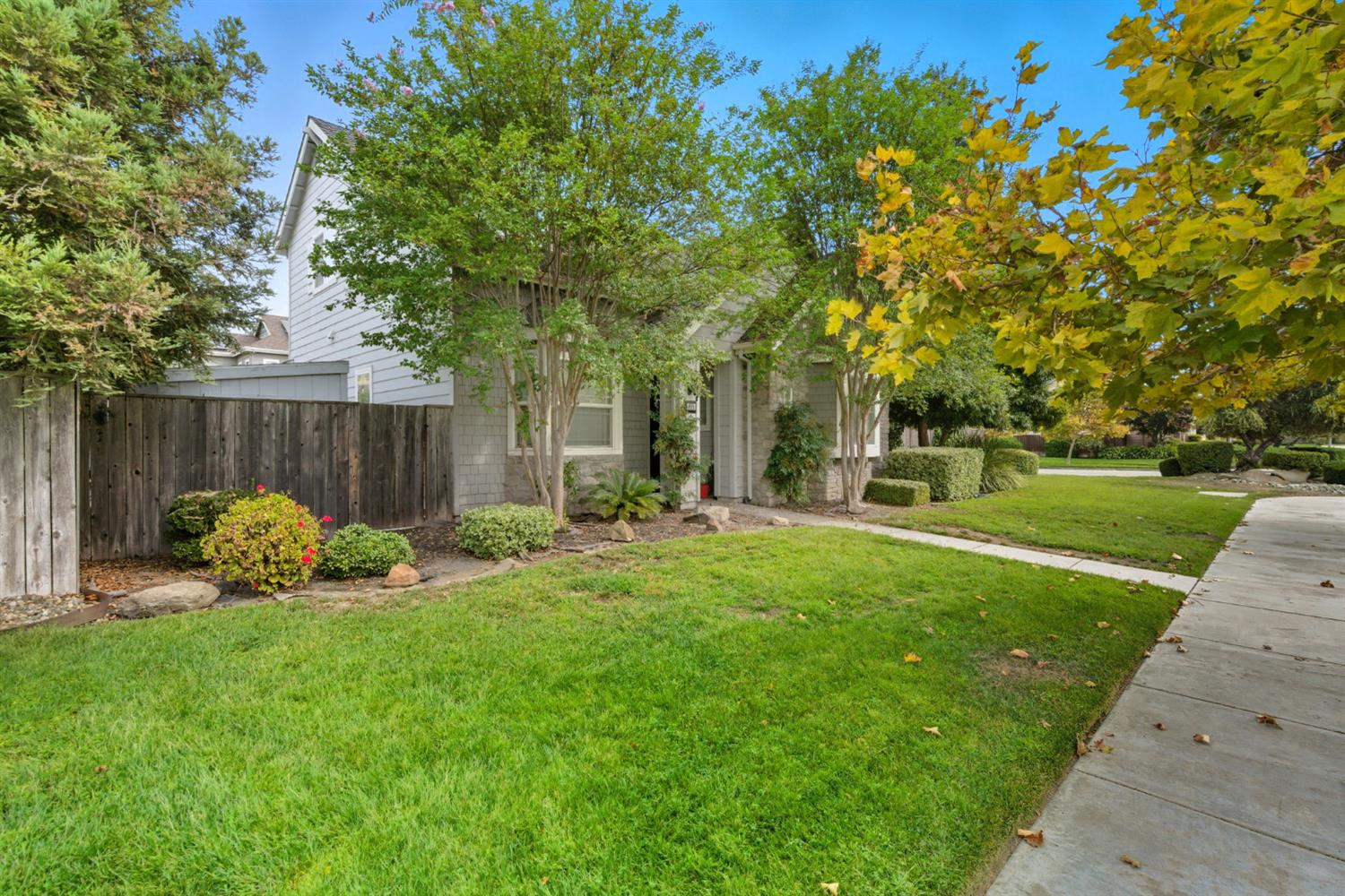 433 Travertine Drive Ripon, CA 95366 - Photo 34 of 38 a garden with trees in front of it