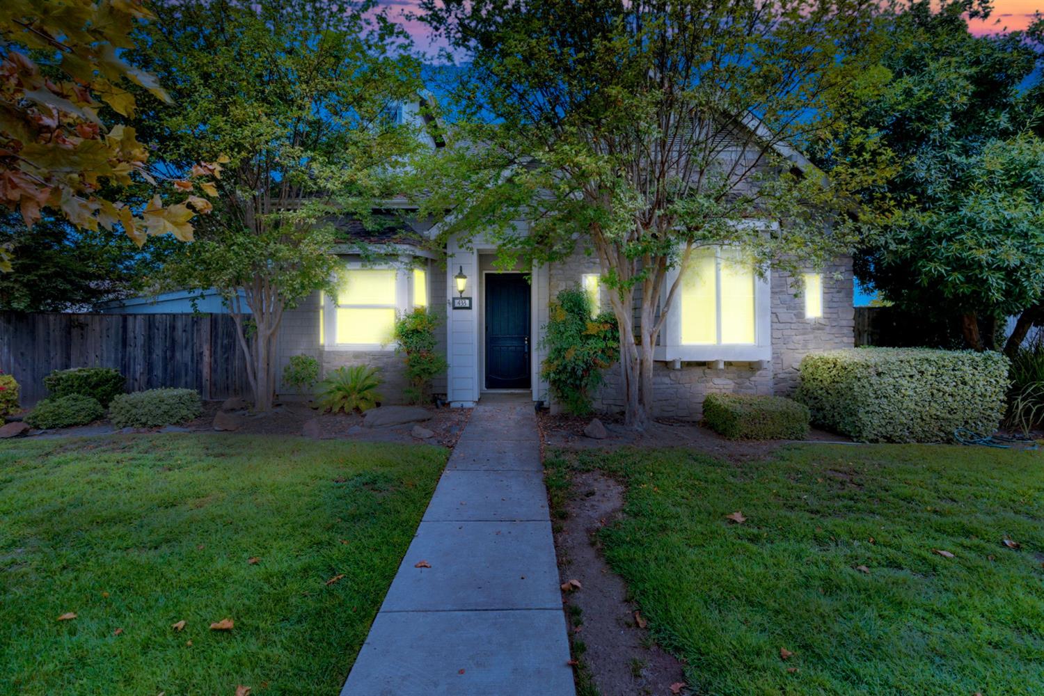 433 Travertine Drive Ripon, CA 95366 - Photo 36 of 38 a front view of a house with garden