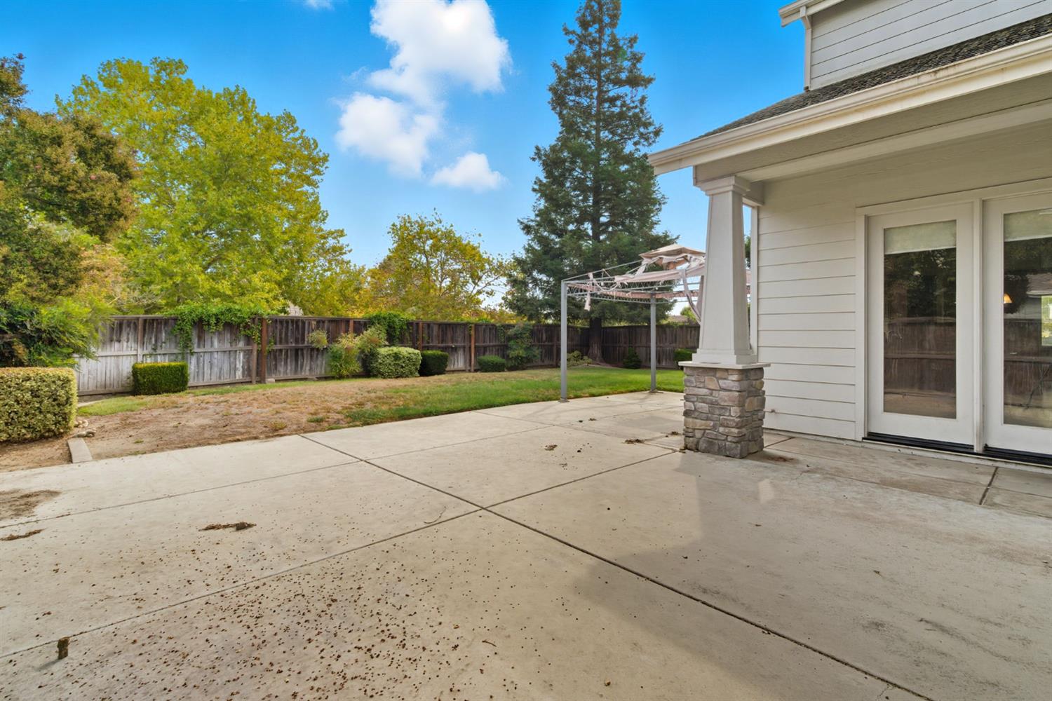 433 Travertine Drive Ripon, CA 95366 - Photo 4 of 38 a view of a house with a backyard and a garage