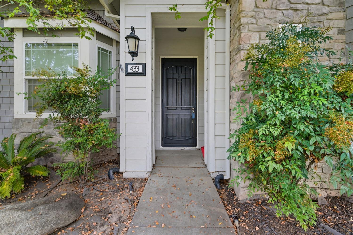 433 Travertine Drive Ripon, CA 95366 - Photo 5 of 38 front view of a house with a yard