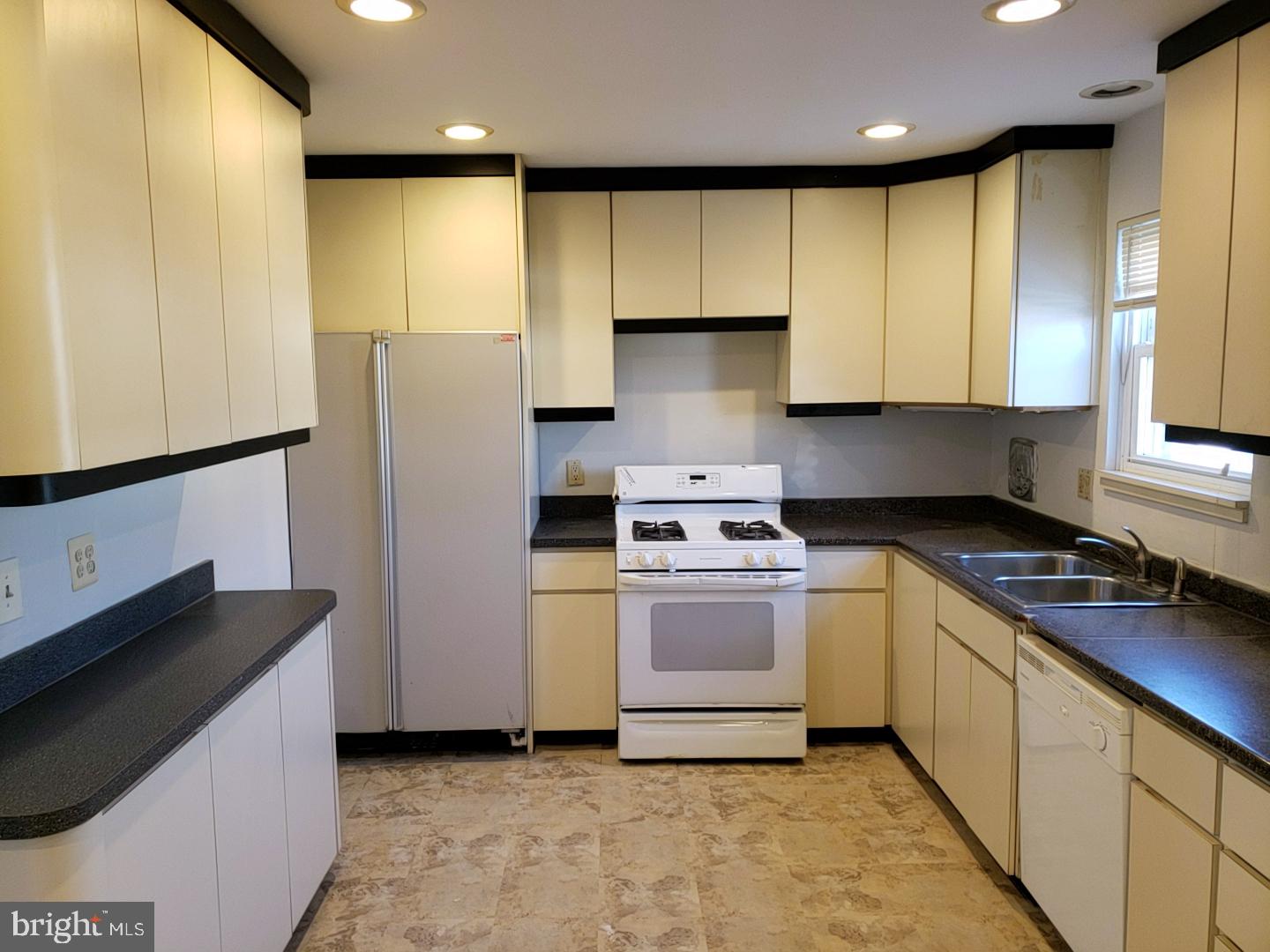 10919 Lockart Road Philadelphia, PA 19116 - Photo 1 of 40 Kitchen